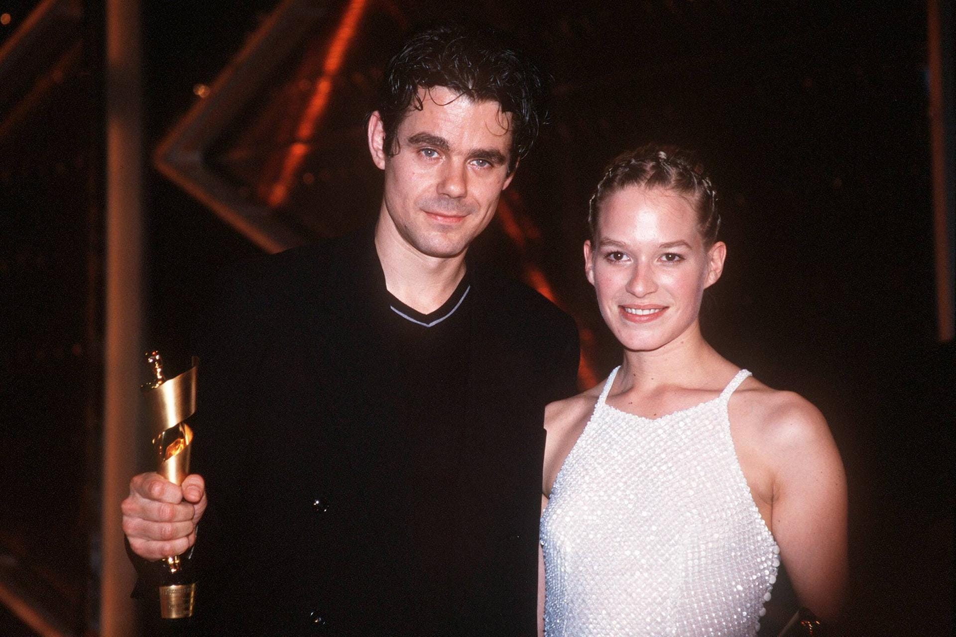 1999: Regisseur Tom Tykwer und Franka Potente mit dem Filmpreis in Gold für "Lola rennt"