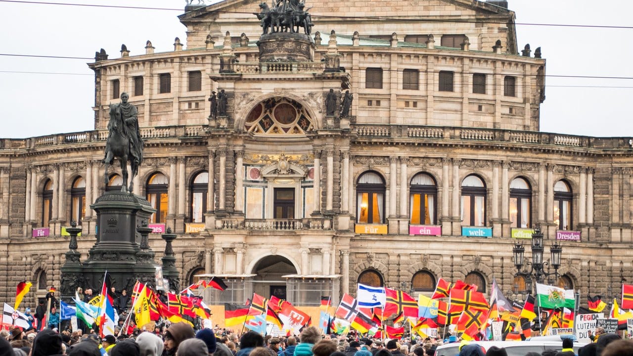 Eine Kundgebung des Pegida-Bündnisses in Dresden.