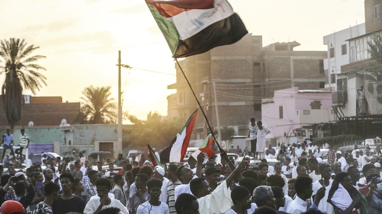 Das sudanesische Volk feierte nach Bekanntwerden des zustande gekommenen Abkommens in den Straßen von Khartum.