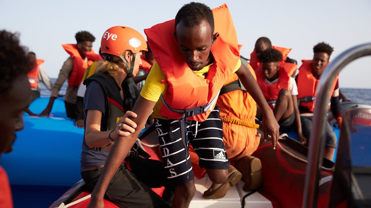 Die Flüchtlinge werden von Mitgliedern der Rettungsorganisation Sea-Eye gerettet.