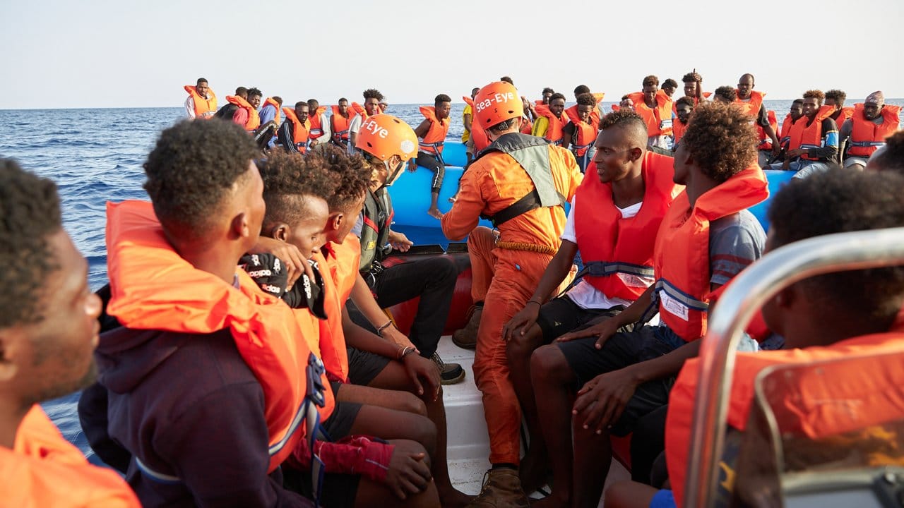 Die Flüchtlinge verlassen ihr Schlauchboot.