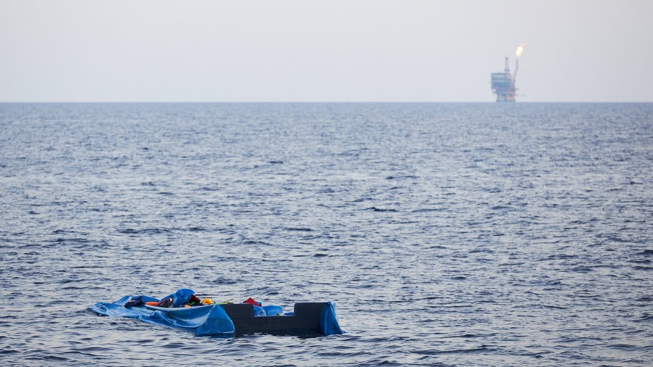 Die Hülle eines verlassenen Schlauchbootes treibt vor der Küste von Libyen im Mittelmeer.