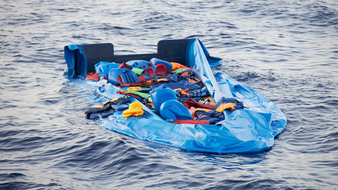 Flüchtlinge aus dem Boot waren von der Rettungsorganisation Sea-Eye auf die "Alan Kurdi" gerettet worden.