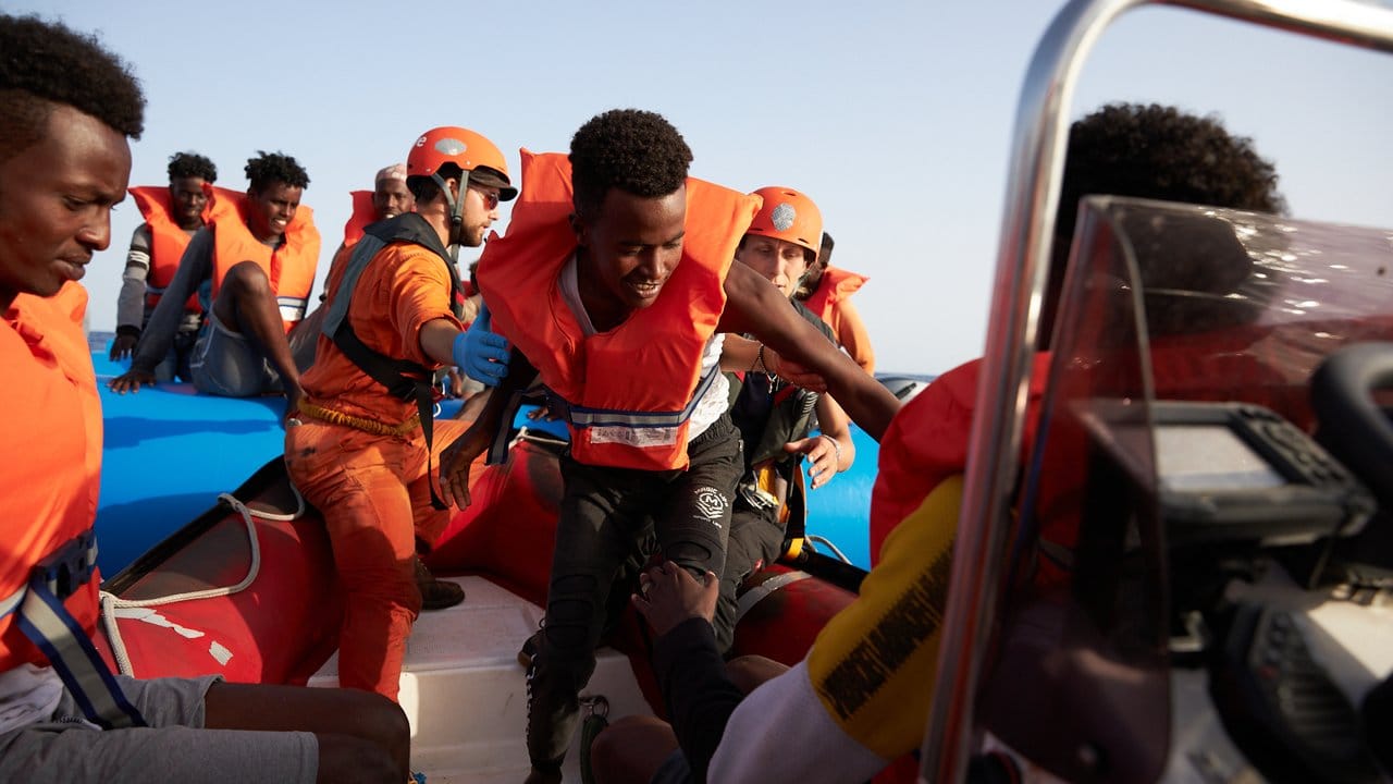 Flüchtlinge verlassenen vor der Küste von Libyen ihr Schlauchboot.