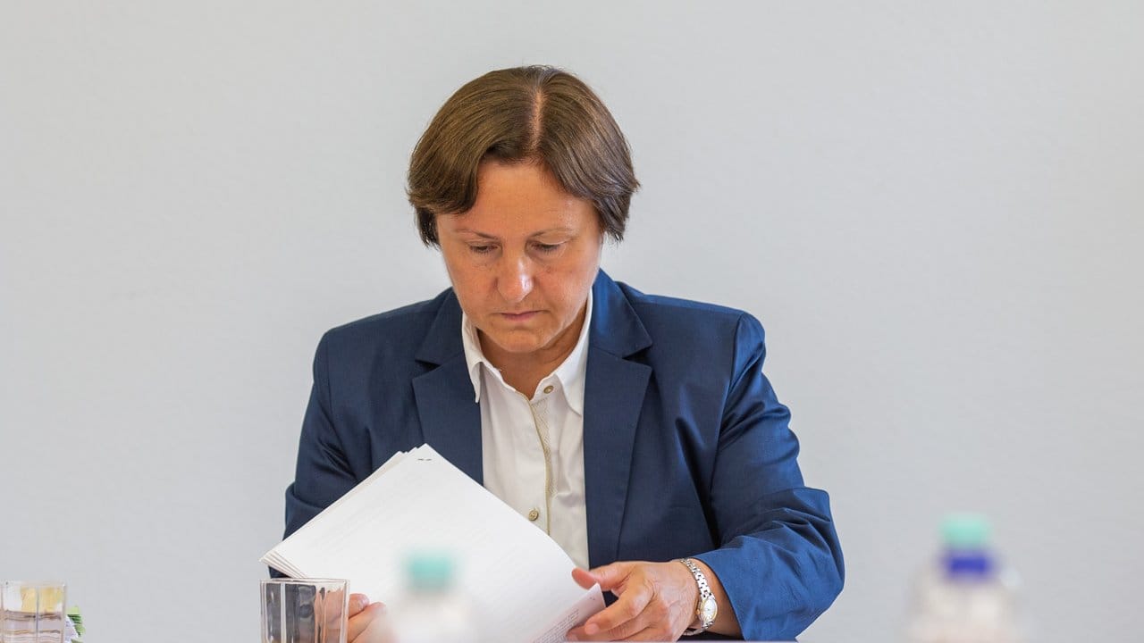 Landeswahlleiterin Carolin Schreck erklärte nur 18 der 61 geplanten Listenplätze für gültig. Landeswahlleiterin Carolin Schreck erklärte nur 18 der 61 geplanten Listenplätze für gültig.