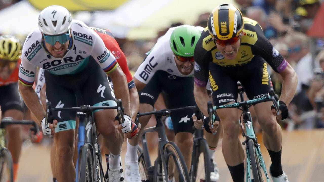 Mike Teunissen (r) gewinnt mit hauchdünnem Vorsprung vor Peter Sagan den Tour-Auftakt in Brüssel.