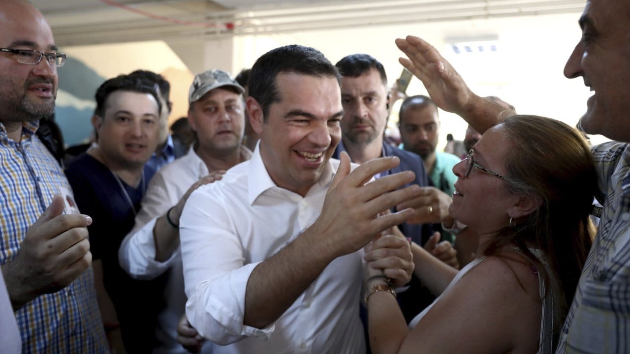 Ministerpräsident und Syriza-Chef Alexis Tsipras begrüßt Anhänger vor einem Wahllokal.