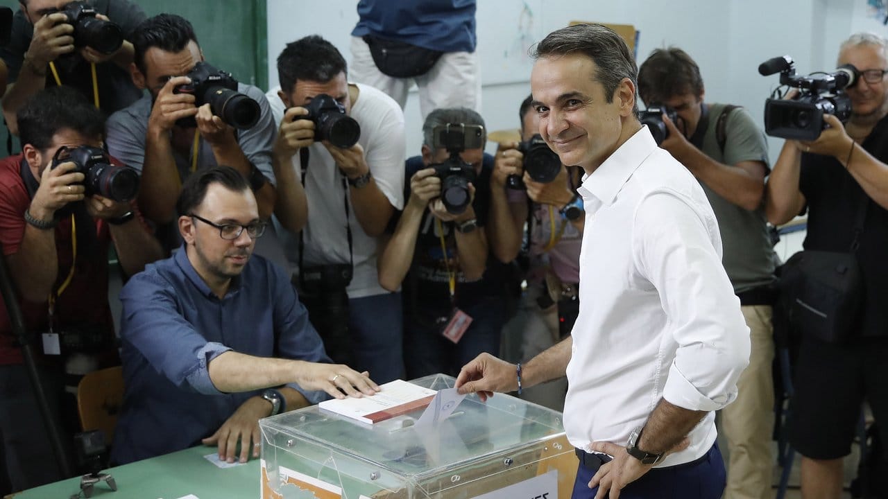 Kyriakos Mitsotakis, Präsident der konservativen bisherigen Oppositionspartei Nea Dimokratia, gibt seine Stimme ab.
