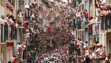 Bei der ersten Stierhatz des Jahres sind die Straßen von Pamplona voller Menschen.