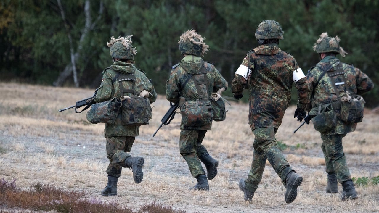 Soldaten der Bundeswehr auf den Truppenübungsplatz im brandenburgischen Lehnin.