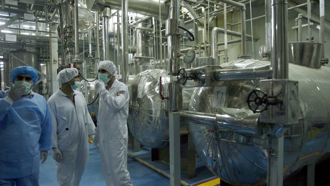 Techniker der Internationalen Atomenergiebehörde IAEO inspizieren eine Uranumwandlungsanlage in Isfahan.