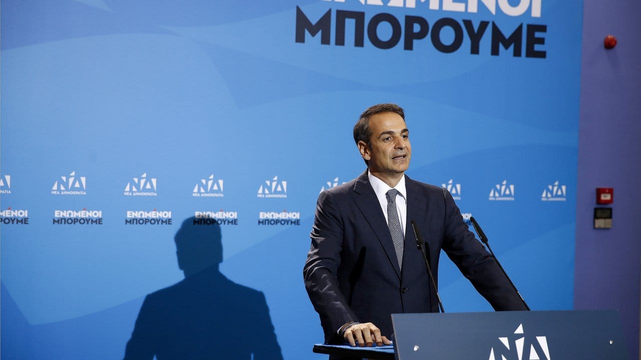 Kyriakos Mitsotakis gibt im Hauptsitz seiner Partei eine Pressekonferenz.