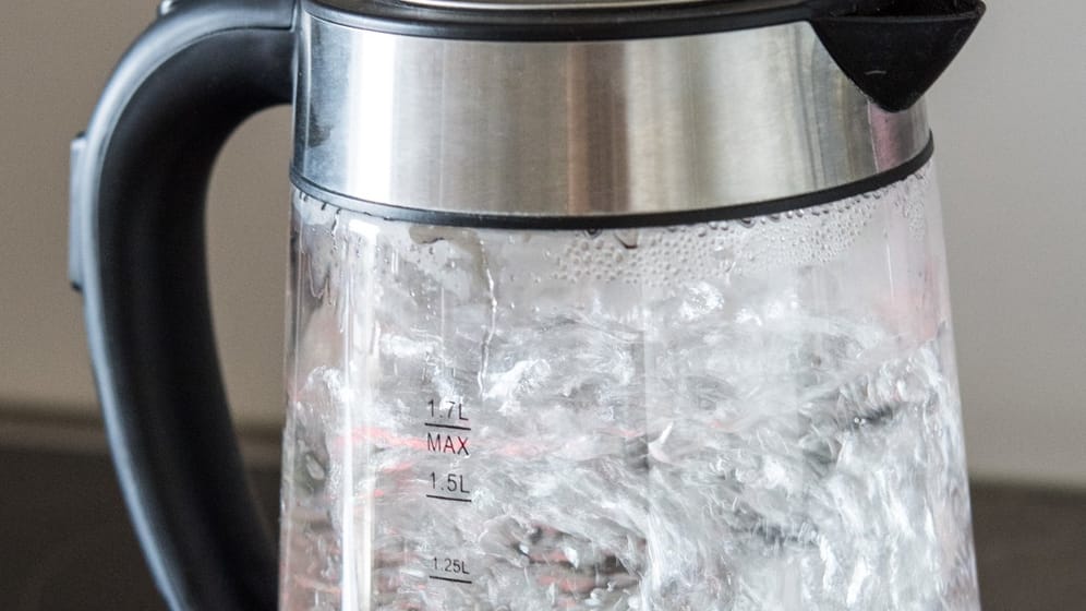 Wasserkocher: Bei Kalkablagerungen in Wasserkochern hilft Zitronensäure.