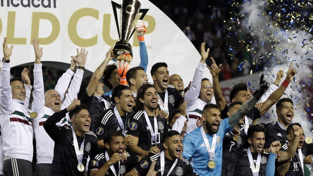 Mexikos feiern den Sieg im Gold Cup gegen die USA.