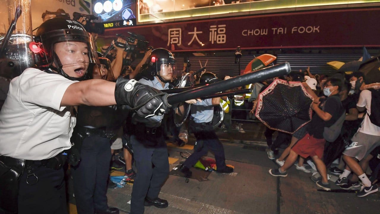 Am Rande der Proteste gegen das umstrittene Auslieferungsgesetz kam es zu Zusammenstößen zwischen Protestlern und Polizei.