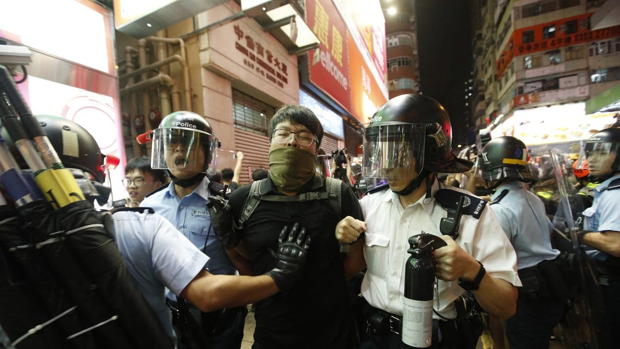 Bei Auseinandersetzungen mit Hunderten Protestlern wurden sechs Demonstranten von der Polizei festgenommen.