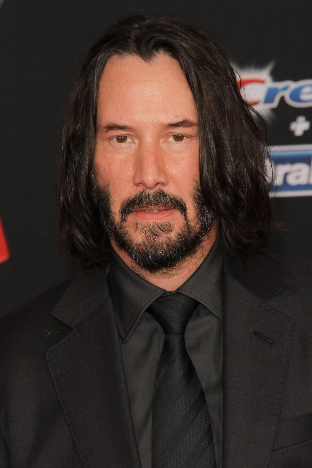 Keanu Reeves sieht heute mittlerweile etwas anders aus: Er trägt Bart und längere Haare.