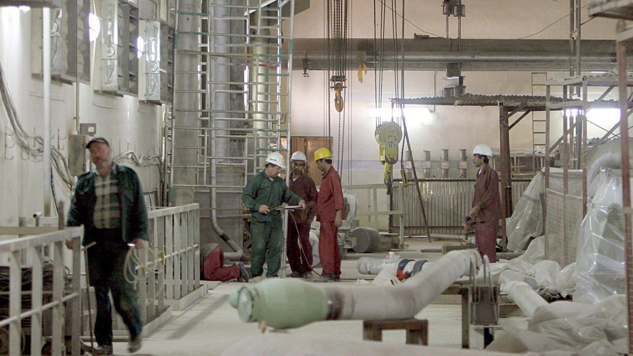 Russische Techniker arbeiten im Februar 2006 im iranischen Atomkraftwerk Buschehr.
