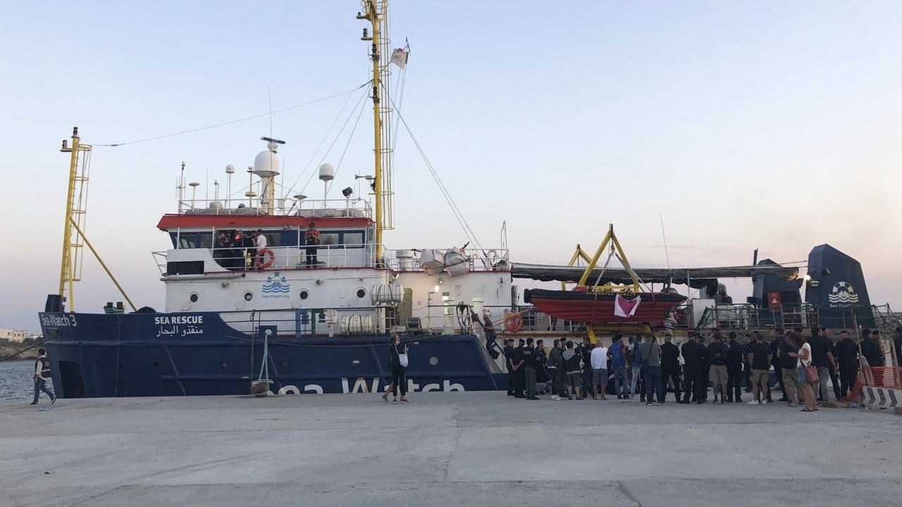 Das Rettungsschiff "Sea-Watch 3" in Lampedusa. Das Rettungsschiff "Sea-Watch 3" in Lampedusa.