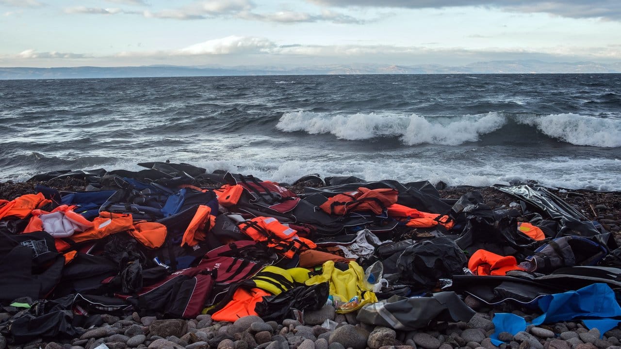 Angeschwemmte Rettungswesten und Reste von Schlauchbooten. Angeschwemmte Rettungswesten und Reste von Schlauchbooten.