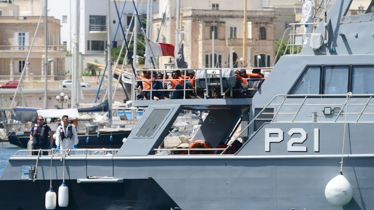Gerettete Migranten sitzen auf dem Deck eines Patrouillenboot der maltesischen Streitkräfte. Gerettete Migranten sitzen auf dem Deck eines Patrouillenboot der maltesischen Streitkräfte.