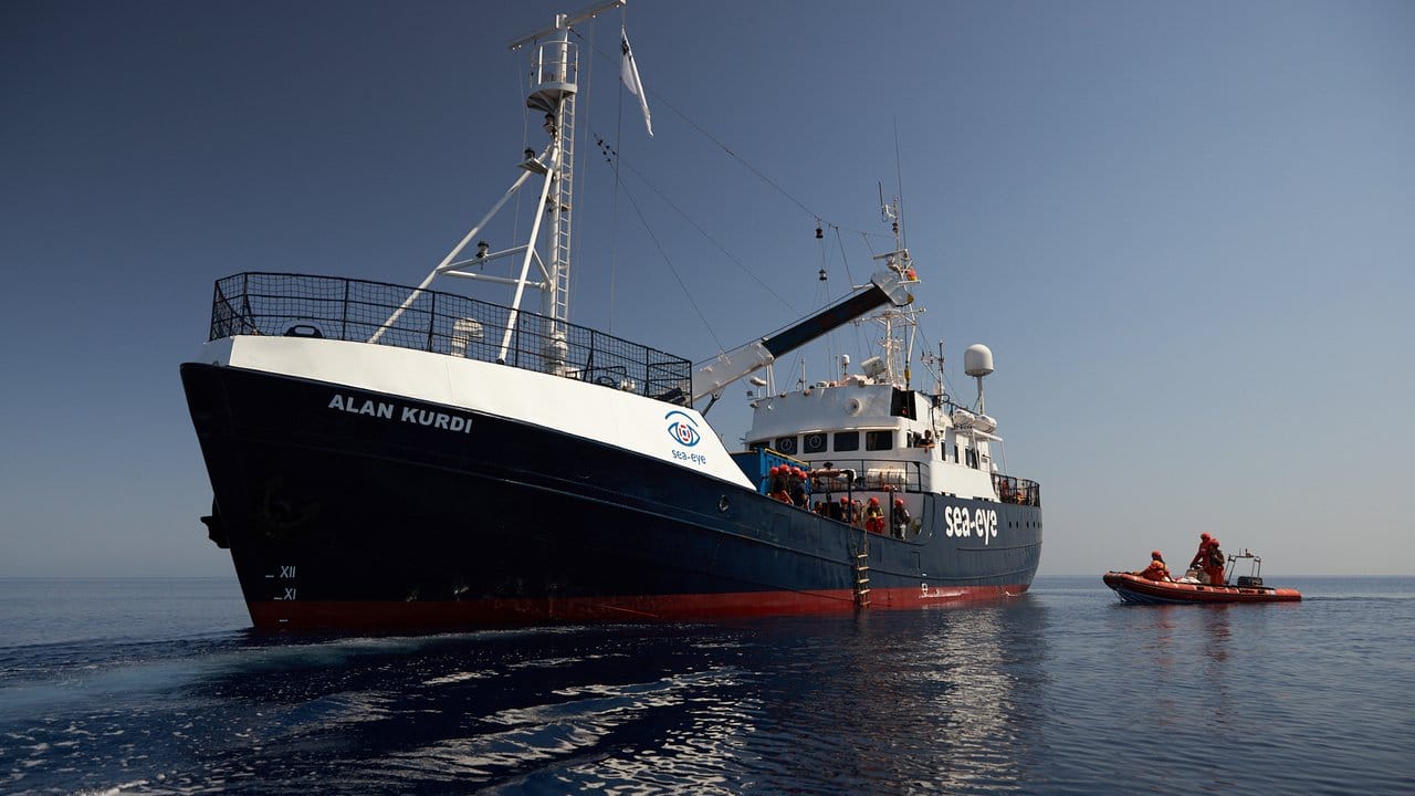 Das Rettungsschiff "Alan Kurdi" hat weitere 44 Migranten aus dem Mittelmeer gerettet. Das Rettungsschiff "Alan Kurdi" hat weitere 44 Migranten aus dem Mittelmeer gerettet.