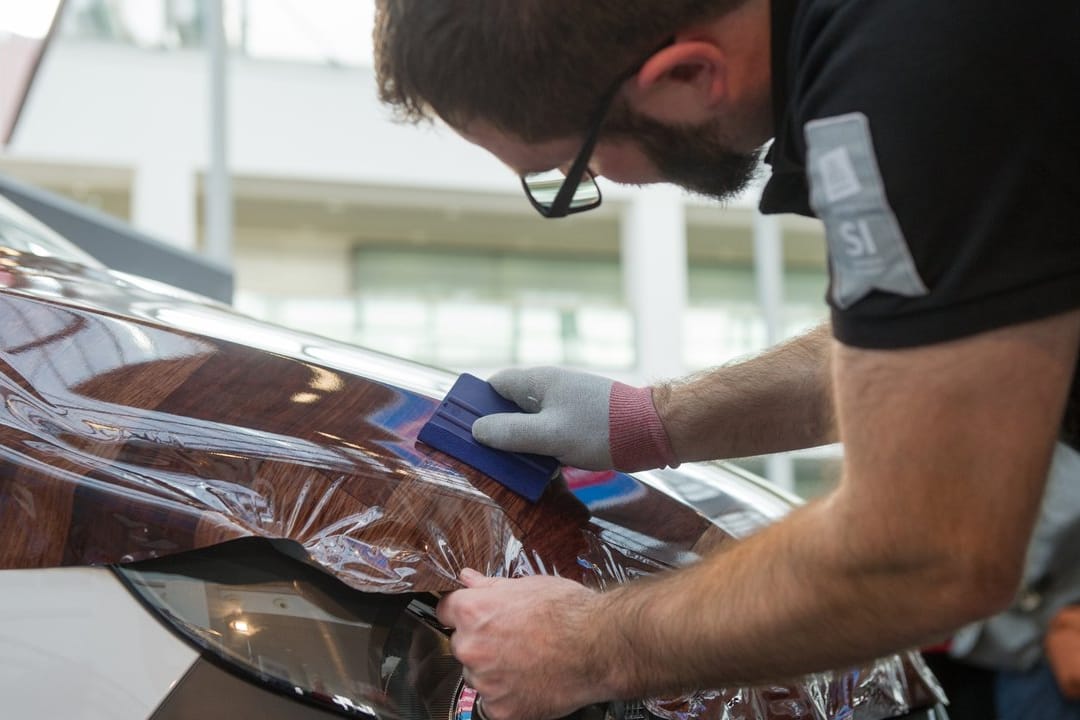 Bitte blasenfrei: Folien auf das Auto zu kleben, erfordert Fingerspitzengefühl und ist ein Fall für Profis.