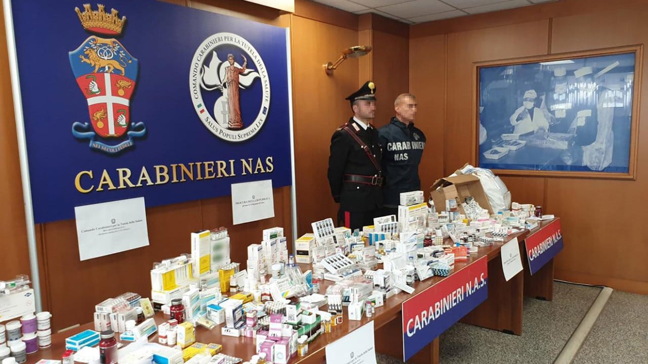 In Italien präsentieren Carabinieri beschlagnahmte Dopingmittel.
