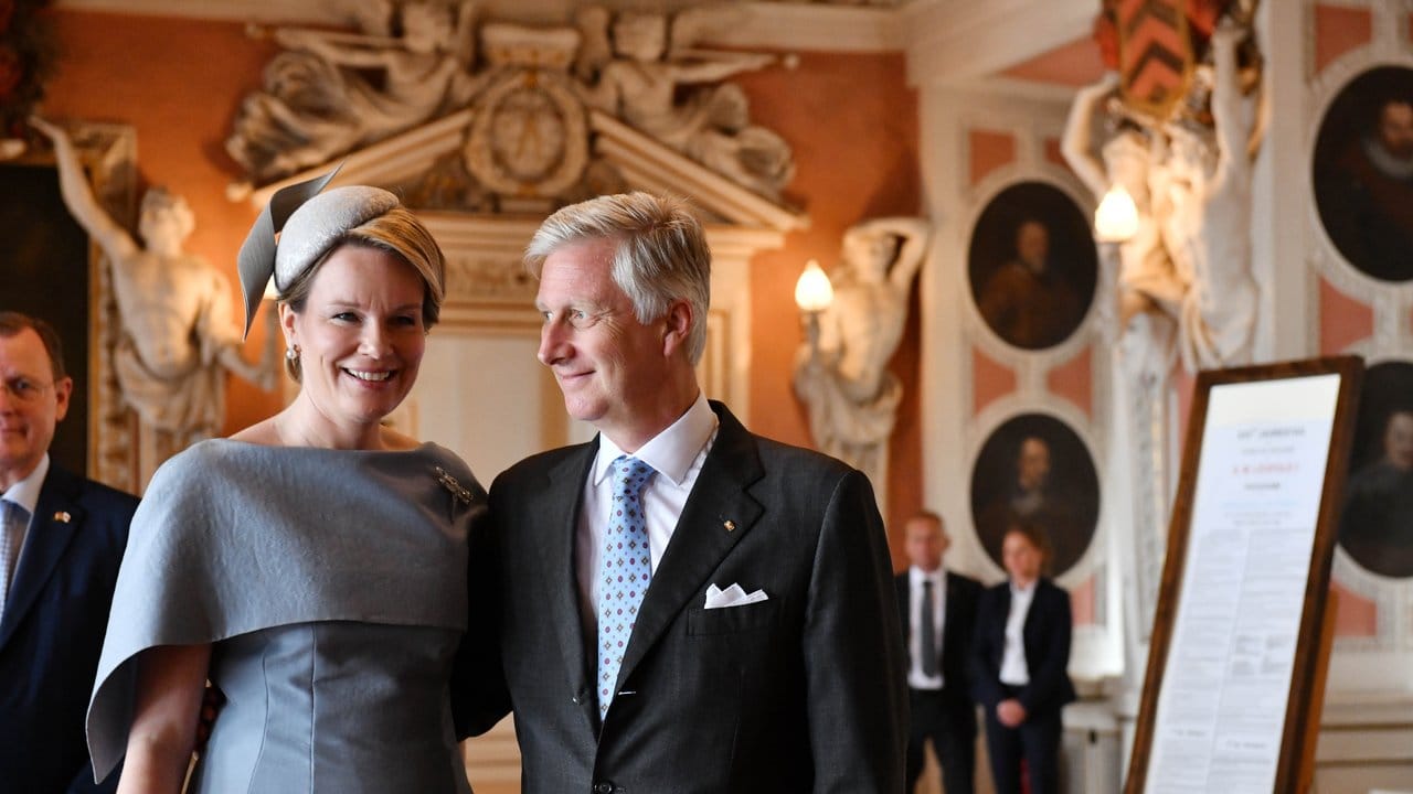 Das belgische Königspaar König Philippe und Königin Mathilde im Thronsaal von Schloss Friedenstein in Gotha.