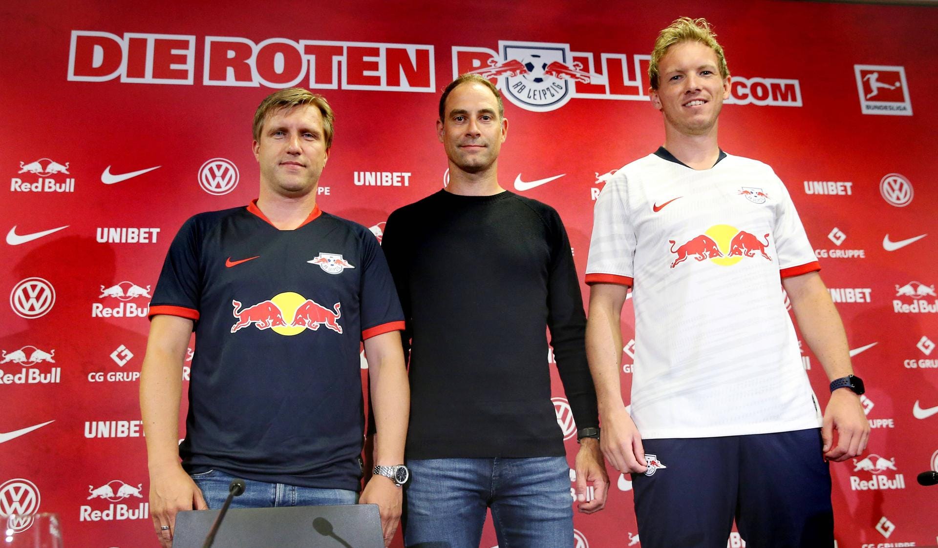 Die neue sportliche Führung zeigt die neuen Trikots von RB Leipzig: Sportdirektor Markus Krösche (v. l.) im Auswärtsdress, Vorstandsboss Oliver Mintzlaff und der neue Trainer Julian Nagelsmann im Heim-Outfit.