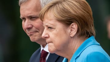 Wieder ein Zitteranfall bei Kanzlerin Angela Merkel: Bei einem Staatsbesuch des finnischen Minsterpräsidenten Antti Rinne zeigte sich bei Merkel das Zittern.