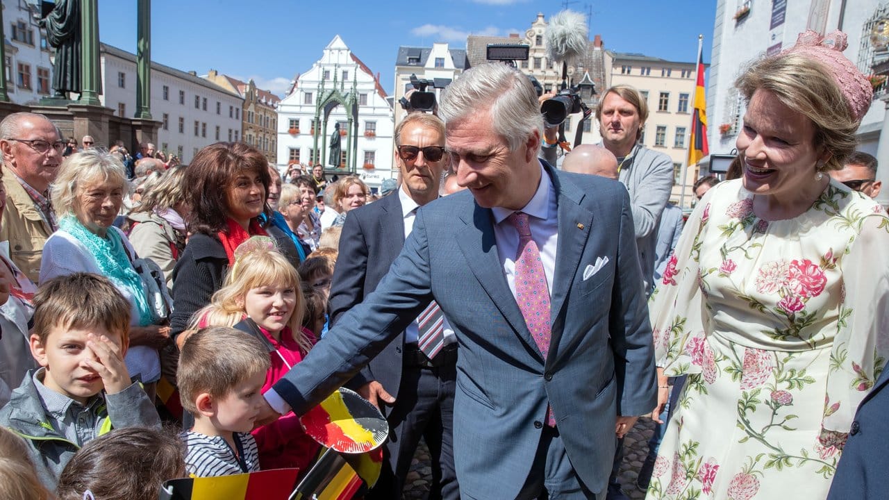 Das belgische Königspaar König Philippe und Königin Mathilde werden in Wittenberg vor dem Rathaus begrüßt.