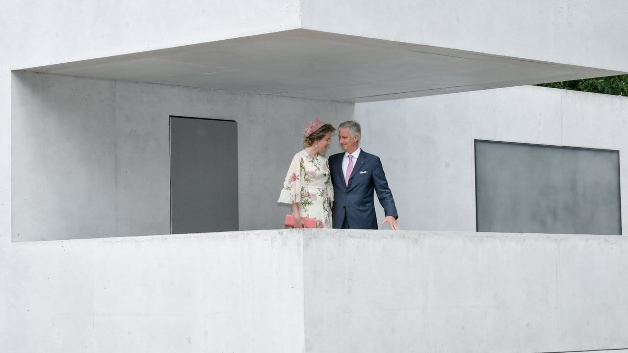 Das belgische Königspaar besucht die Meisterhäuser von Bauhaus-Gründer Walter Gropius.