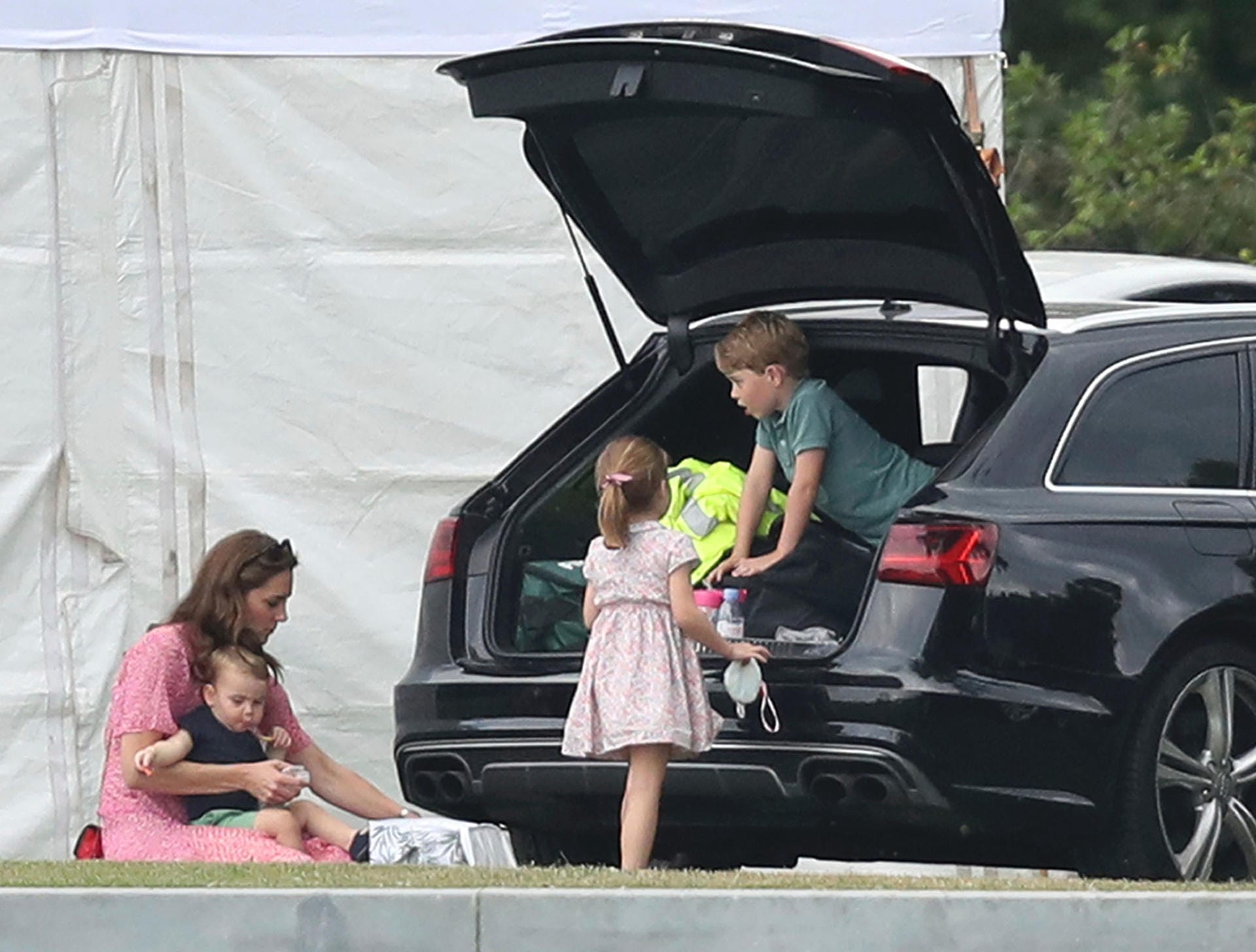 Während Prinz WIlliam über den Platz wirbelt, kümmert sich Kate um ihre drei gemeinsamen Kinder.