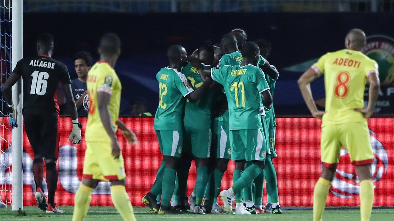 Die Spieler von Senegal (M) feiern den Treffer zum 1:0 durch Idrissa Gueye.