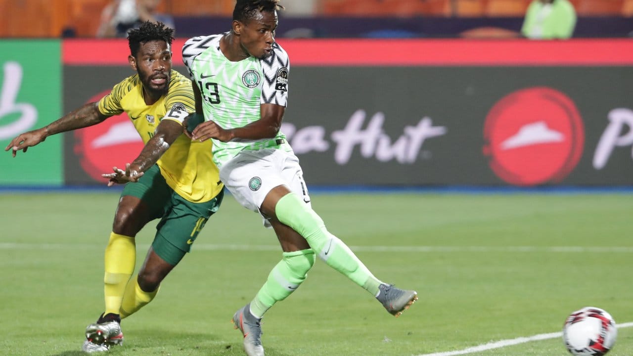 Samuel Chukwueze (r) erzielt das 1:0 für Nigeria im Spiel gegen Südafrika.