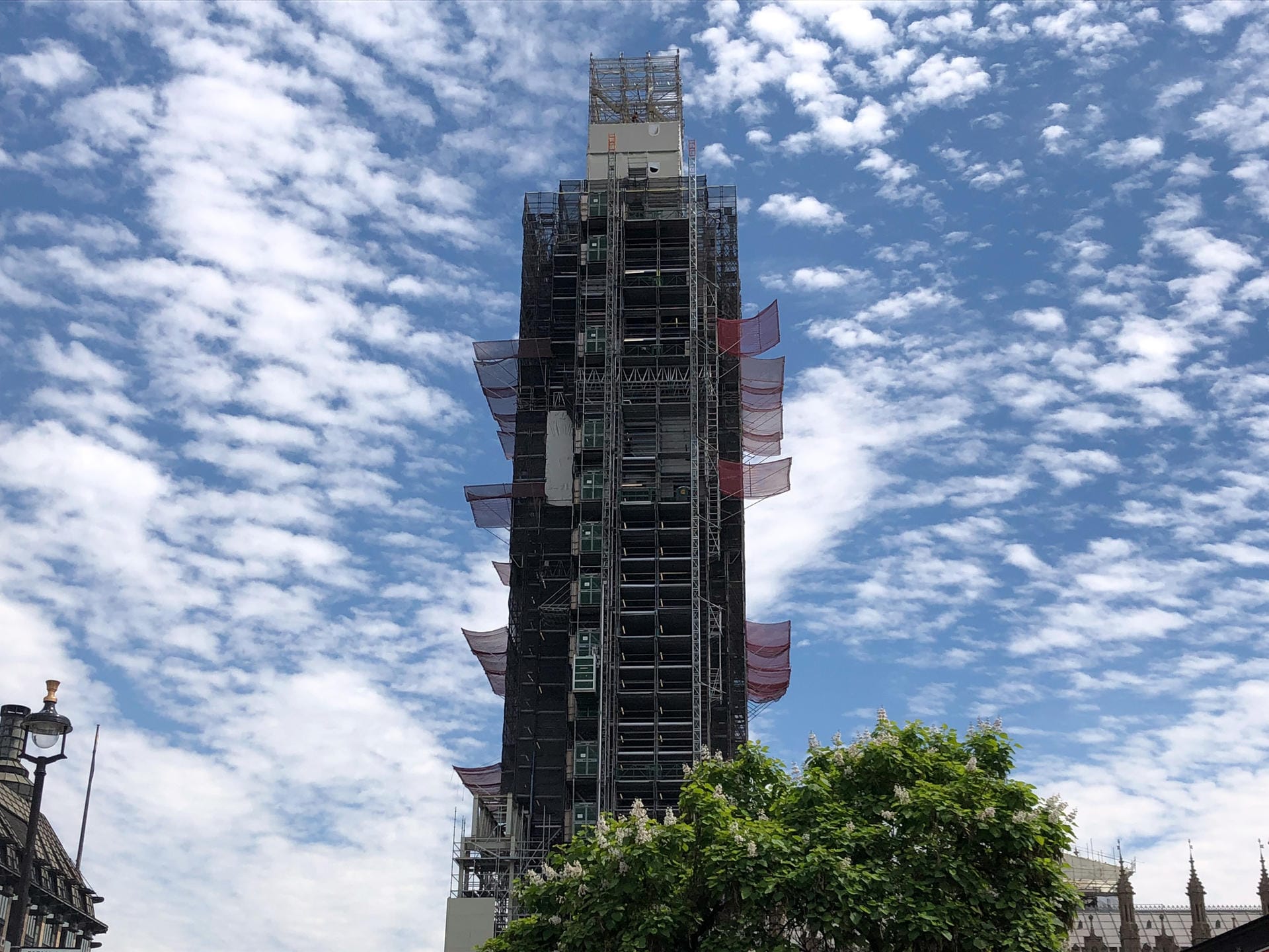 Big Ben, berühmter Uhrturm am Palace of Westminster: Das Wahrzeichen ist zurzeit hinter den Gerüsten und Plastikplanen kaum zu erkennen.