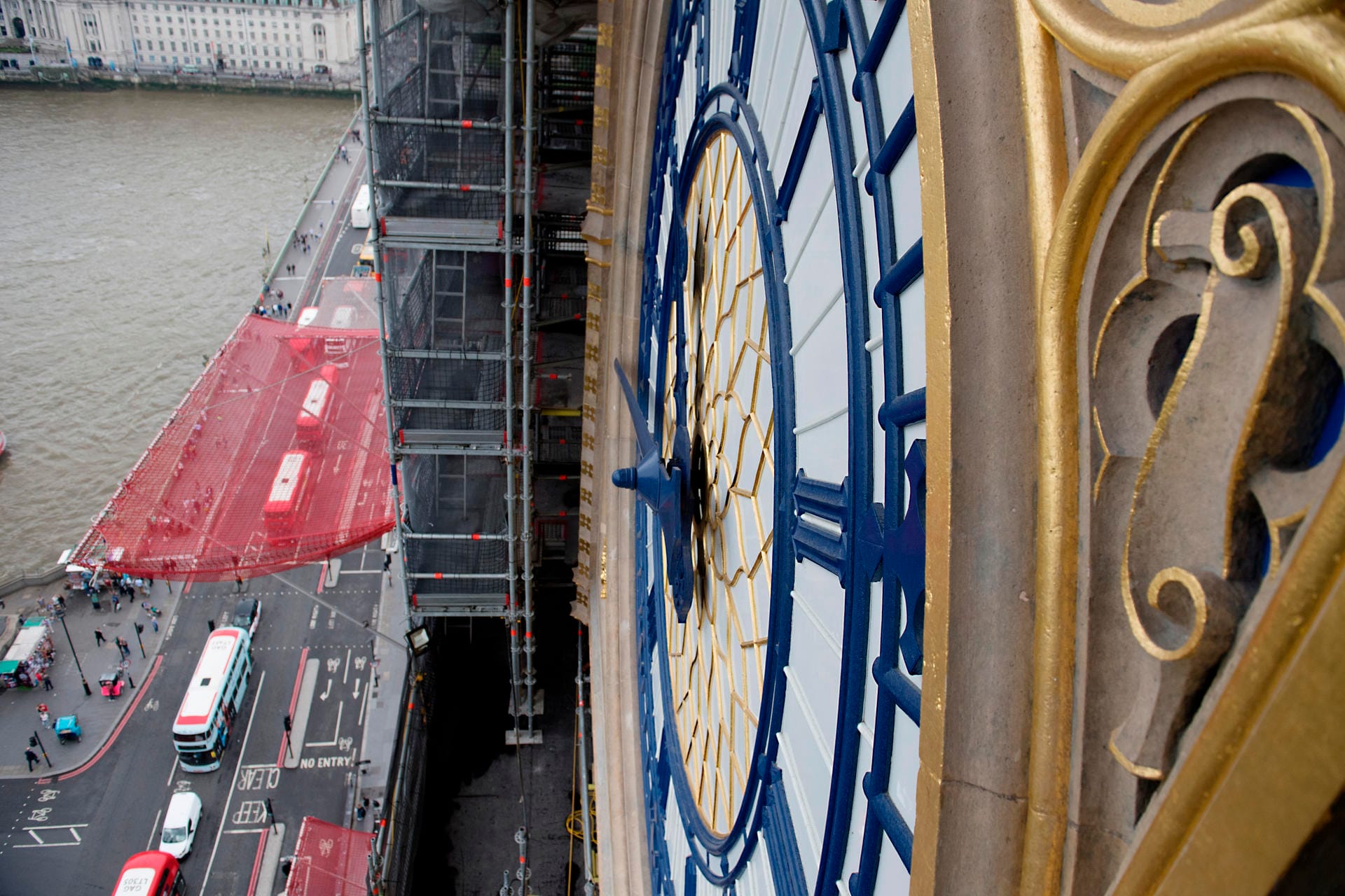 Blick von der bereits sanierten Uhr von Big Ben auf die Westminster-Brücke: Das Wahrzeichen heißt jetzt offiziell Elizabeth Tower.