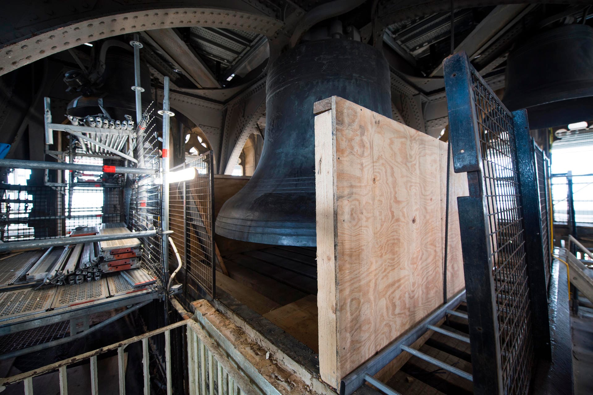 Big Ben: Mit Sperrholzplatten ist die Riesenglocke im Turm gesichert.