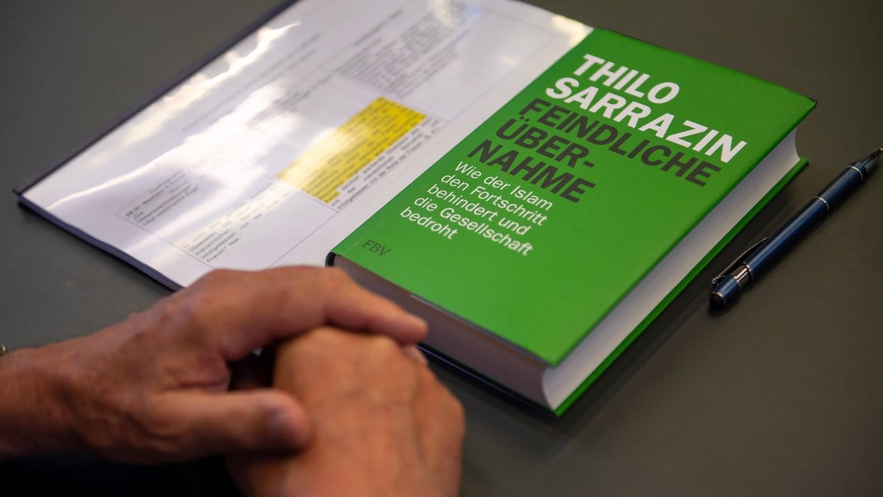 Thilo Sarrazins Buch "Feindliche Übernahme" von liegt vor der Sitzung der SPD-Schiedskommission auf einem Tisch im Sitzungssaal.