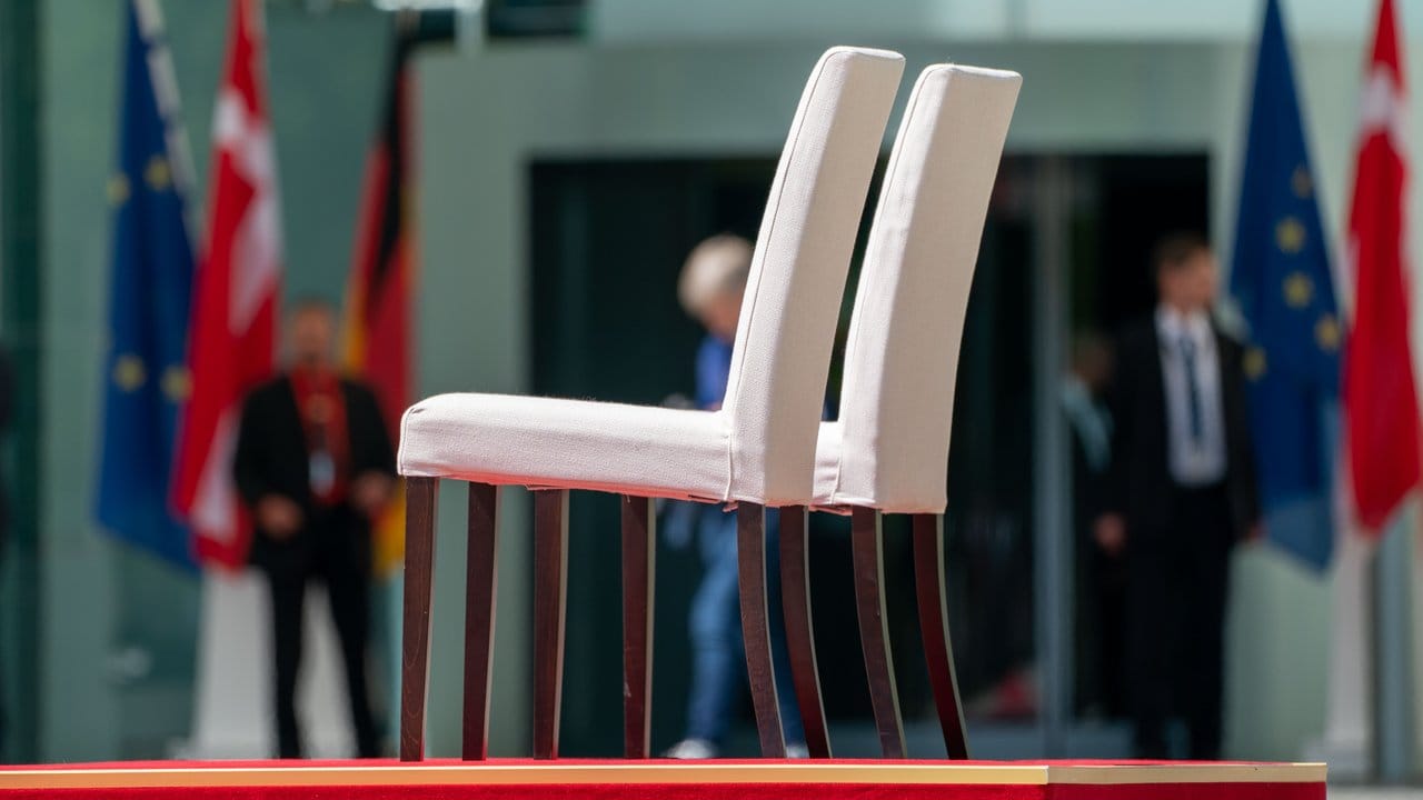 Stühle stehen für Bundeskanzlerin Angela Merkel und die dänische Ministerpräsidentin Mette Frederiksen beim Empfang vor dem Kanzleramt bereit.