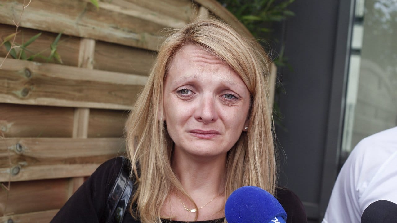 Rachel Lambert, Ehefrau des Wachkoma-Patienten Vincent Lambert, weint, während sie vor dem Sebastopol-Krankenhaus mit Journalisten spricht.