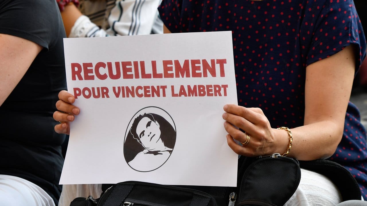 Kundgebung gegen den Behandlungsstopp von Vincent Lambert vor der katholischen Pfarrkirche Saint Sulpice.