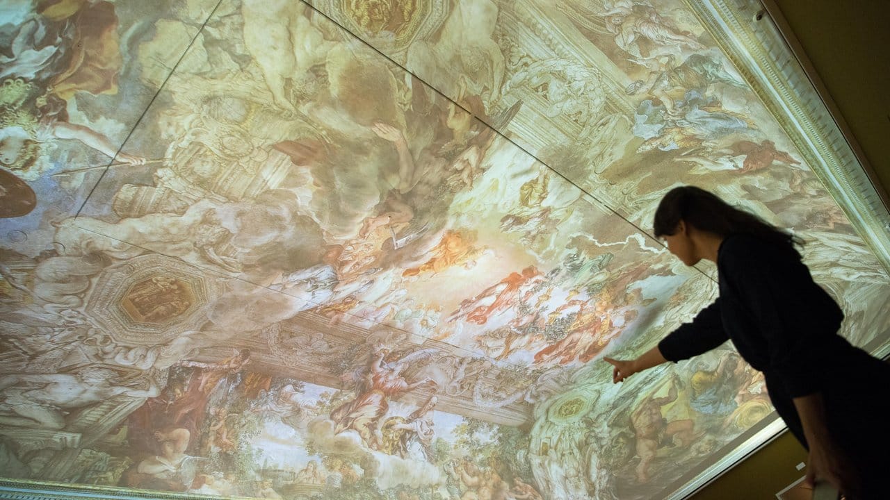 Das Deckenfresko "Triumph der göttlichen Vorsehung" von Pietro da Cortona als Projektion.