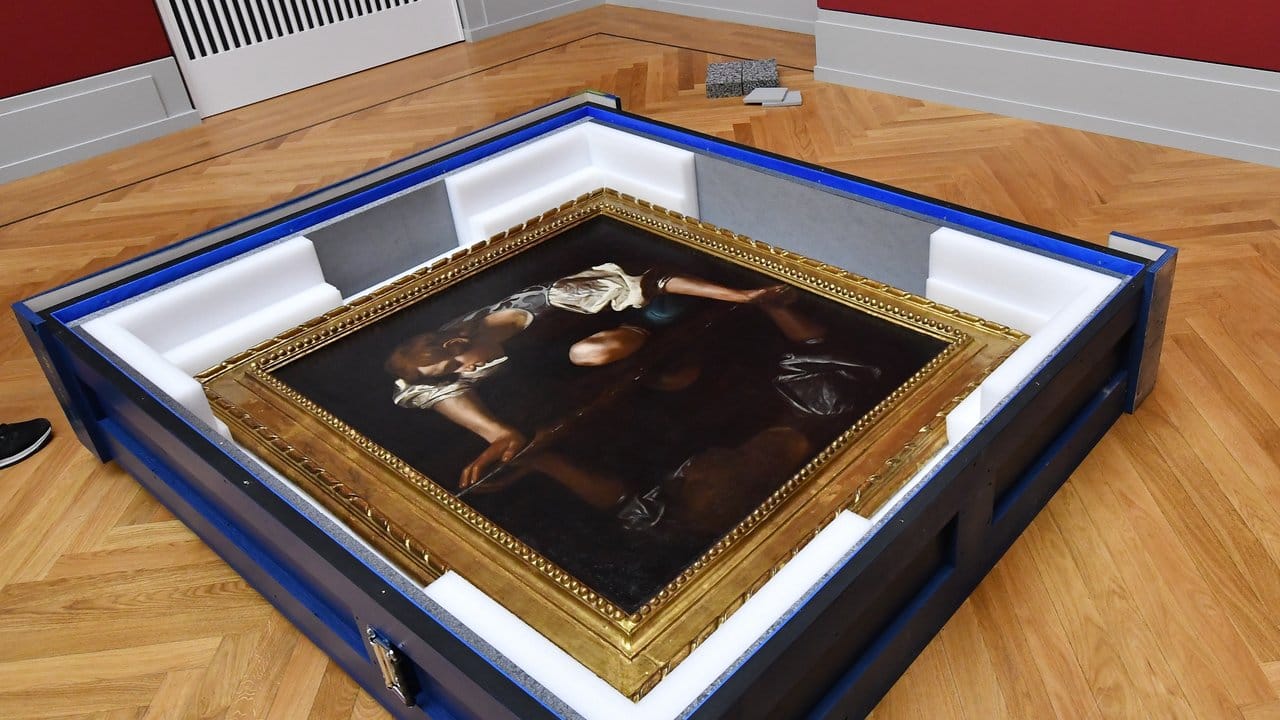 Caravaggios "Narziss" in seiner Transportkiste.