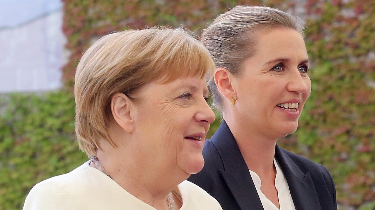 Gut gelaunt und augenscheinlich topfit: Bundeskanzlerin Angela Merkel empfängt die dänische Ministerpräsidentin Mette Frederiksen.