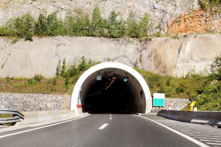 In Norwegen führte 2017 Google Maps einen Radfahrer durch den Unterwassertunnel Oslofjord. Das Problem: Der Tunnel ist nicht für Radfahrer gedacht. Auch änderte sich die Steigung im Tunnel, woraufhin der Radfahrer – wohl wegen mangelnder Ausdauer – absteigen musste. Das Sicherheitspersonal verfolgte den Mann per Kamera und ließ den Tunnel für etwa 30 Minuten sperren, bis die Polizei den Radfahrer rausholte. Es stellte sich heraus, dass der Mann nur türkisch sprach. Auf eine Anzeige wurde verzichtet.
