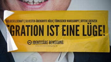 Aufkleber der rechten Identitären Bewegung auf einem Wahlplakat der SPD in Tübingen.