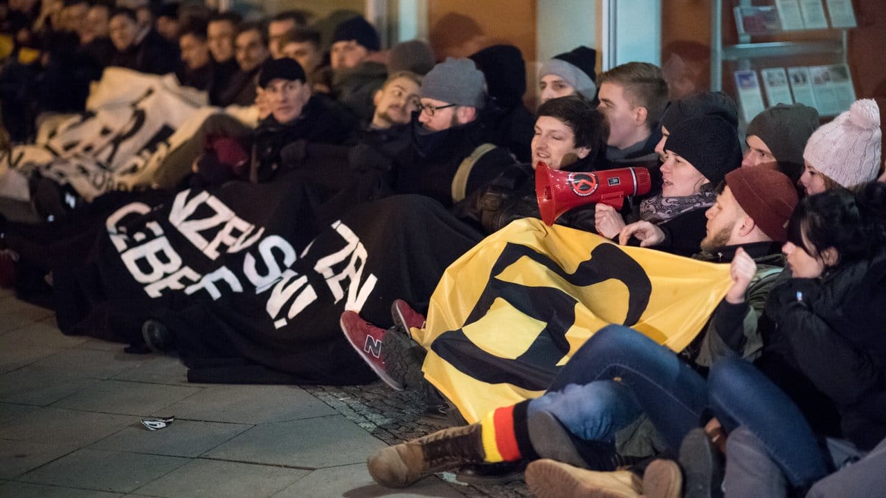 Anhänger der Identitären Bewegung blockieren im Dezember 2016 die CDU-Bundeszentrale in Berlin.