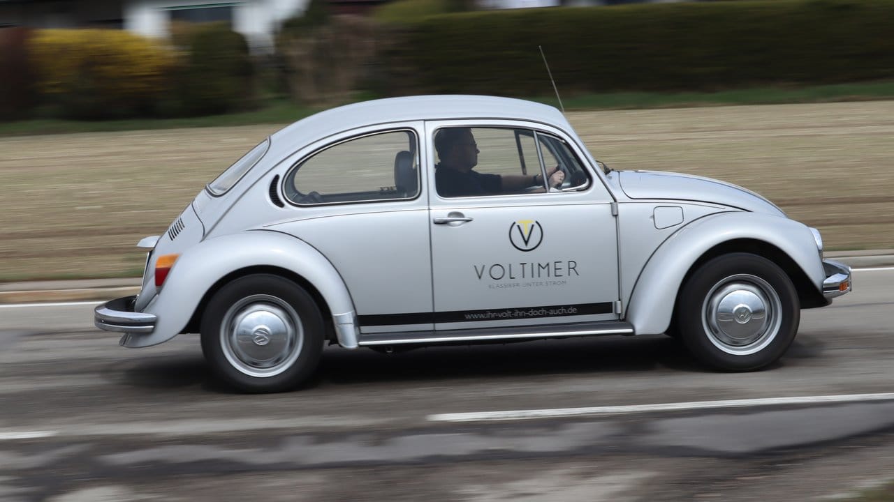 Elektrisches Krabbeln: Ein Anbieter baut VW Oldtimer wie den Käfer zu E-Autos um.